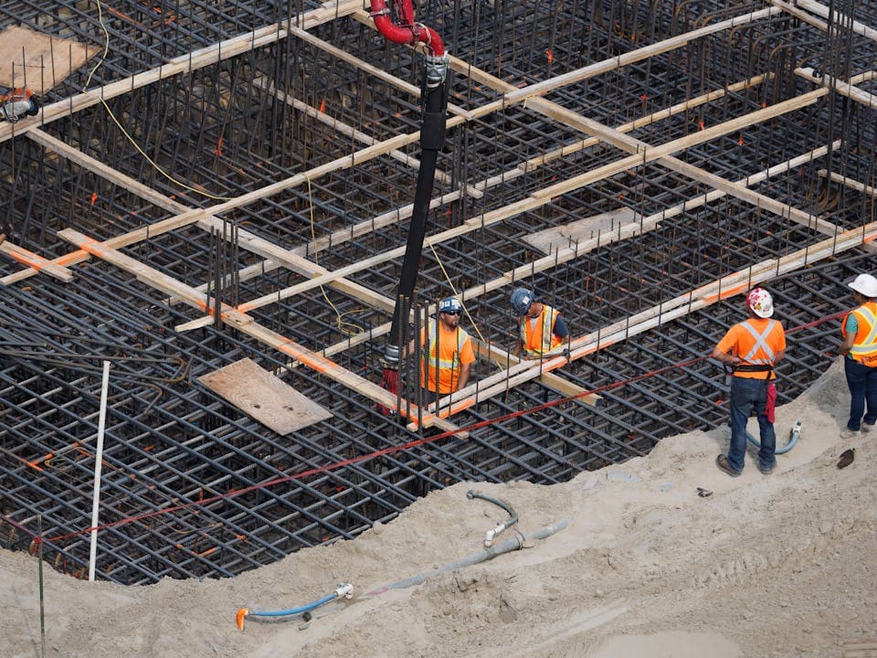 Équipe de chantier enregistrant les heures sur site